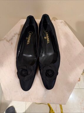CHANEL Black Camellia Pointed Ballet Flats size 40